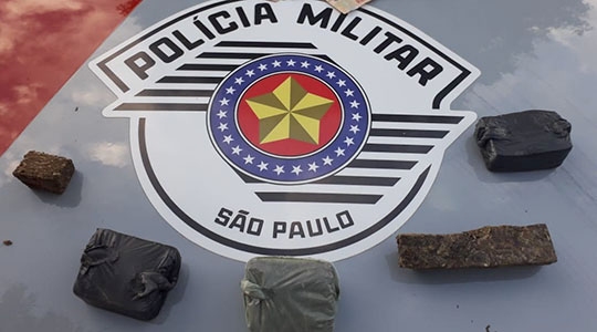 Pedaços de maconha e R$ 380 e cédulas diversas foram apreendidos pela Policia Militar com homem no Jardim Adamantina (Foto: Cedida/PM).