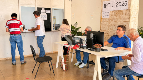 Atendimento ao contribuinte no hall terreo do Paco Municipal (Siga Mais).