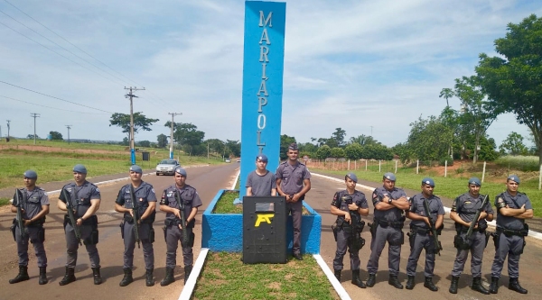 Adonai ladeado pelos policiais da Força Tática e o sargento Elton (Foto: Cedida).