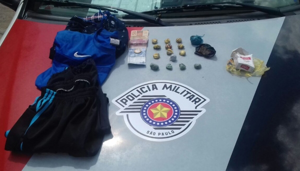 Objetos furtados foram recuperados e as drogas apreendidas, no atendimento a ocorrência de furto, em Adamantina (Foto: Cedida/PM).