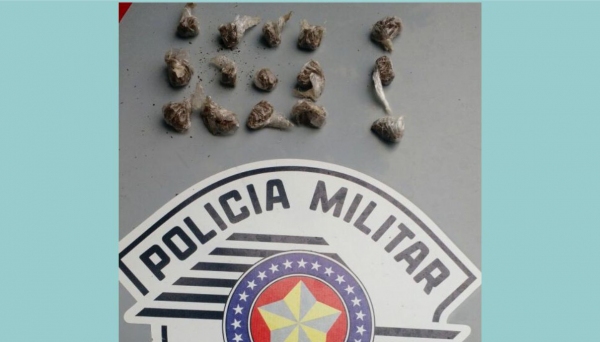 Adolescente dispensa 16 porções de maconha e é apreendido pela Polícia Militar (Foto: Cedida/PM).
