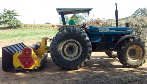 Equipamento para triturar galhos e podas está em uso e funciona acoplado a trator (Foto: Assessoria de Imprensa).