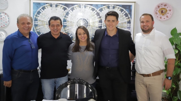 Marcos Coelho (coordenador estadual) José Romão (presidente do Partido em Adamantina), Alcio Ikeda (vereador em Adamantina) e Lucas Haro (coordenador regional), recebidos pela presidente nacional do PODEMOS, deputada Renata Abreu (Acervo Pessoal).