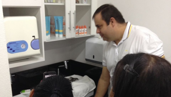 Podólogo Reinaldo Santos Ferrari recebeu alunas do curso de manicure e pedicure realizado pelo Fundo Social de Adamantina (Acervo Pessoal).