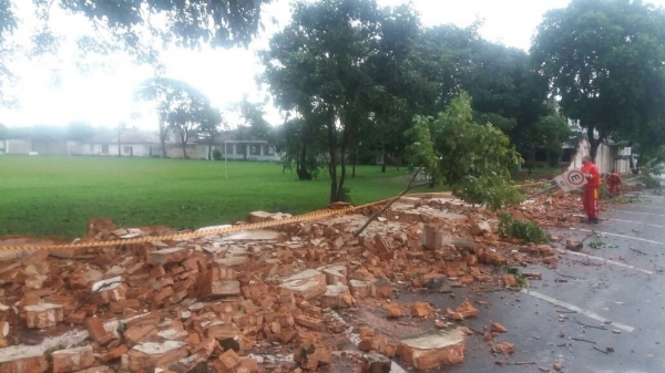 Uma das ocorrências de maior gravidade foi à queda de vários metros do muro da Clinica Dom Bosco, no centro de Tupã (Foto: Tupã Notícias).