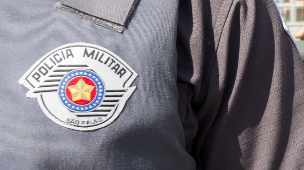 Em discussão, filho puxa muleta da mãe, que se desequilibra, cai e sofre escoriações;  homem é preso