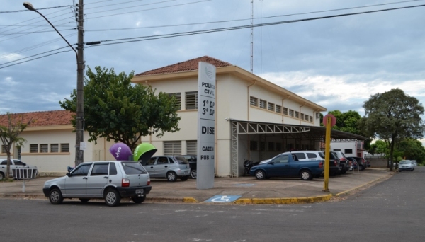 Ação da DISE e DIG de Adamantina culminou com a apreensão de irmãos adolescentes, que aguardam na cadeia local (acima) vaga para serem transferidos à Fundação Casa (Foto: Acácio Rocha).