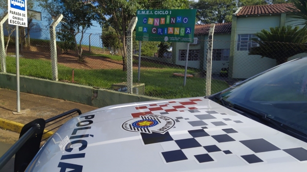 Policiamento em frente à escola municipal em Adamantina (Cedida/PM).