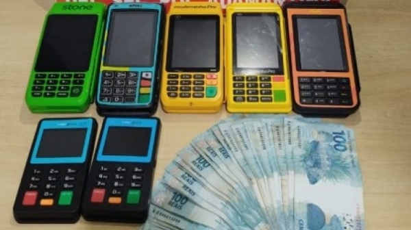 Máquinas de cartão e dinheiro apreendidos em hotel (Reprodução/OCNET).