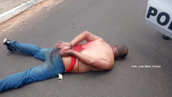 Mulher tomou a faca do bandido e atingiu o homem nas costas (Foto: João Mário Trentini).