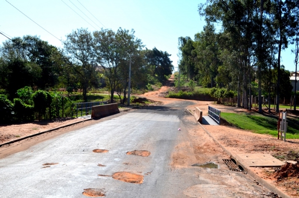 Trecho no acesso à Ponte do Caldeira, aguarda melhorias, e Prefeitura anuncia investimentos