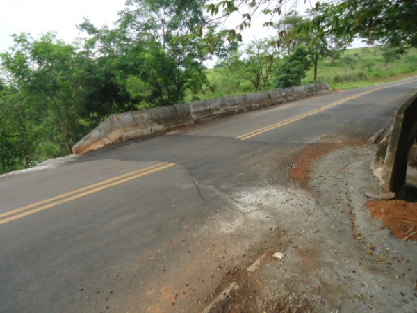 Prefeitura faz recuperação de pavimento na cabeceira da ponte do Córrego Tupi (Foto: Assessoria de Imprensa).