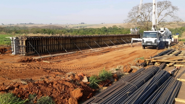 Segundo o DER, nova ponte no Km 348 terá extensão de 115 metros, guarda-corpos, barreiras de concreto e será construÃda em nÃvel mais alto do que a antiga para evitar as constantes cheias que atingem o Rio Aguapeà (Divulgação/DER).