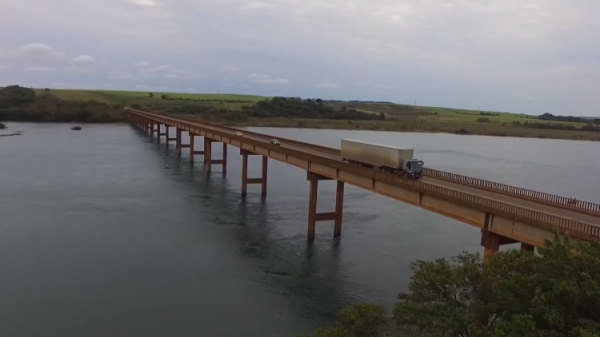 Ponte entre Taciba (SP) e Porecatu (PR) é interditada para obras (Imagem: Planespotting Londrina/Youtube).