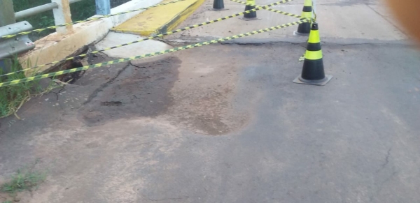 Ponte está parcialmente interditada, no sentido Sagres/Inúbia Paulista. Trânsito flui pela faixa contrária (Foto: Rádio Metrópole / Portal Metrópole / Cristiano Nascimento).