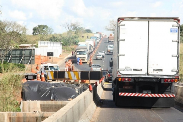 Obras foram retomadas na ponte sobre o Rio do Peixe, na SP-425, divisa entre Parapuã/Martinópolis (Foto: OCNet/Cristiano Nascimento).