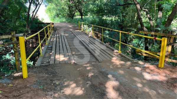 Guarda corpo foi instalado em estrutura met?lica, que tamb?m passa a limitar passagem de ve?culos com largura excedente, para evitar danos ?s prote??es laterais da ponte, agora instaladas (Siga Mais).