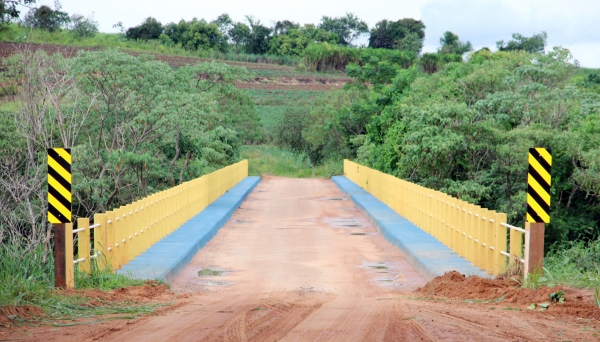 Prefeitura de Mariápolis realiza limpezas gerais, pinturas e sinalização da ponte sobre o Rio do Peixe (Fotos: Jornal O Povo/Mariápolis).