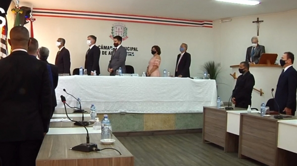 Sessão de posse foi presidida pelo vereador mais votado, Alcio Ikeda (Reprodução).