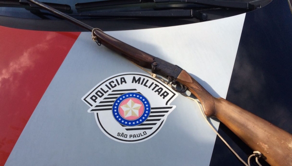 Segundo a PM, arma estava sem a numeração aparente e tinha um cartucho deflagrado (Foto: Cedida/Polícia Militar).