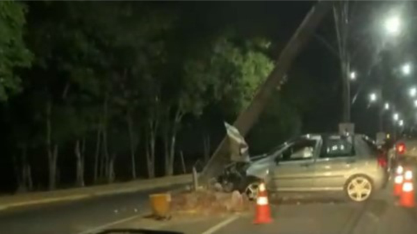 Carro bateu em poste na noite deste domingo (3) em Adamantina (Reproducao/Redes Sociais).