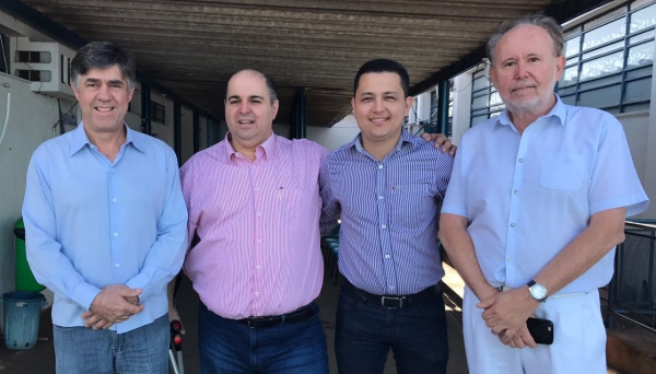 Prefeito Márcio Cardim, vice-reitor Fábio Botteon, o secretário municipal de saúde Gustavo Taniguchi e o professor e coordenador do curso de medicina, César Marinho, no Centro de Saúde de Adamantina (Foto: Da Assessoria).