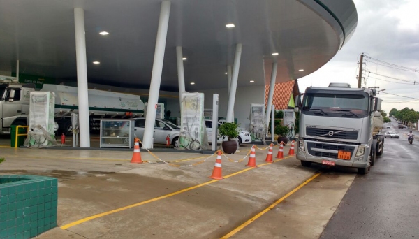 Caminhões fazem abastecimento de tanques, no Auto Posto Cocipa, em Adamantina, que em poucas semanas deve entrar em funcionamento.