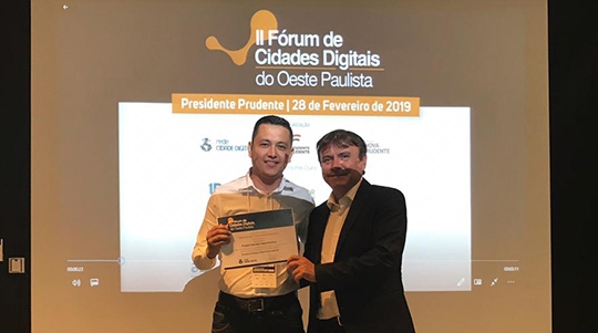 Gustavo Rufino recebe o título de Projeto Inovador pela iniciativa Câmeras de Videomonitoramento das mãos do Diretor da Rede Cidade Digital, José Marinho (Da Assessoria).