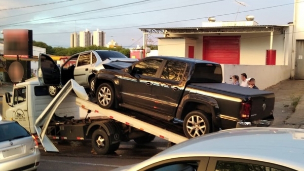 Caminhonete não observou sinalização e colidiu na traseira de carro que era guinchado (Cedida: Polícia Militar/Reprodução: G1).