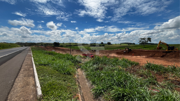 Obras iniciadas em Fl?rida Paulista, pr?ximo ao acesso ao distrito Indai? do Aguape?  (Siga Mais).