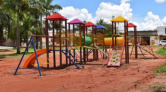 Brinquedos do parque infantil são instalados no Parque dos Pioneiros (Da Assessoria).