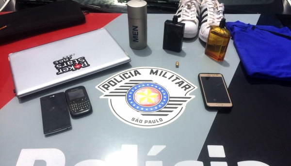 Parte dos objetos levados pelo tri foram recuperados pela Polícia Miliar (Foto: Cedida/PM).