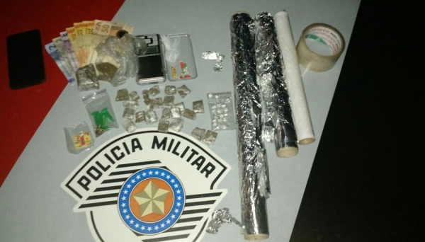 PolÃcia Militar apreendeu maconha, crack, cocaÃna e LSD, além de uma lista de devedores e balança de precisão, na madrugada deste sábado, em Adamantina (Foto: Cedida/PM).