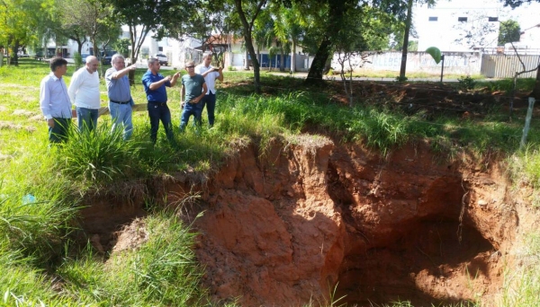 Prefeito Márcio Cardim acompanha vistoria dos técnicos do DAEE no Parque dos Pioneiros (Foto: Da Assessoria).