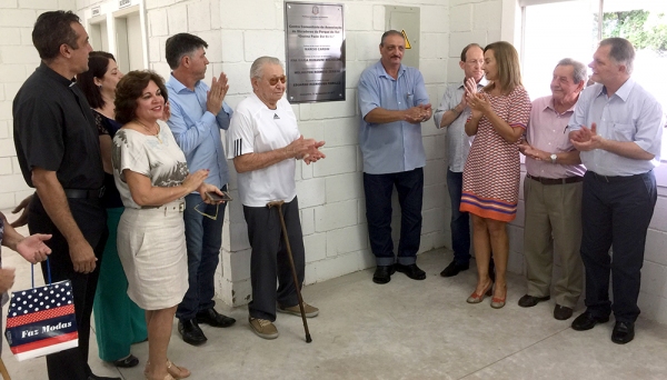 Autoridades descerram placa no Centro Comunitário do Parque do Sol com a presença de familiares da homenageada Dozina Pazin Dal Bello (Foto: Siga Mais).