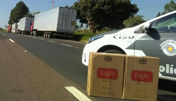 Carga era transportada em comboio de cinco caminhões e seguia para três estados brasileiros. Seis pessoas foram presas, e carga e caminhões apreendidos (Fotos: Cedidas/Polícia Rodoviária).