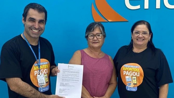 Nilce Mitiko Yamamoto (ao centro), moradora de Adamantina, ganhou 1 ano de conta grátis da energia elétrica (Da Assessoria).