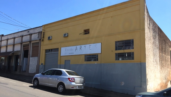 Prédio de propriedade do Estado tem permissão de uso dada à Prefeitura de Adamantina, para as atividades da Banda Marcial (Foto: Siga Mais).