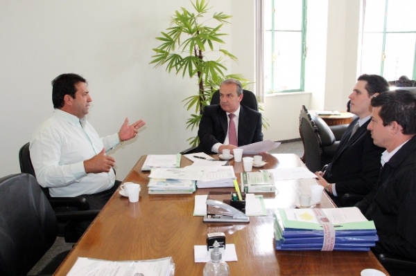 Prefeito Ismael Calori explana a importância do termo aditivo para conclusão da obra da delegacia de polícia de Mariápolis (Foto: Assessoria de Imprensa)