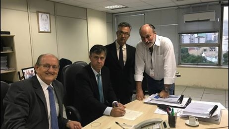 Prefeito cumpre agenda em SP e assina termo de doação para construção de casas populares