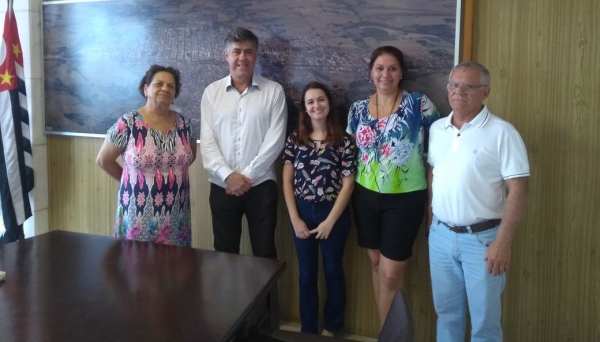 Prefeito Márcio Cardim, a Secretária Municipal de Assistência Social Andréia Regina Ribeiro e os representantes da Casa do Garoto e Lar dos Velhos (Foto: Da Assessoria).