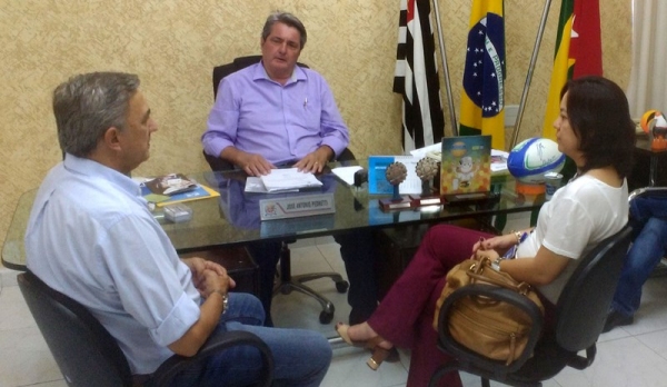 O prefeito Pedretti ficou sabendo da premiação pela equipe do Sebrae de Presidente Prudente (Foto: Diretoria de Comunicação).