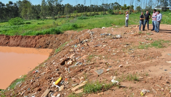 No aterro sanitário, prefeito se depara com a dimensão do problema (Foto: Assessoria de Imprensa).