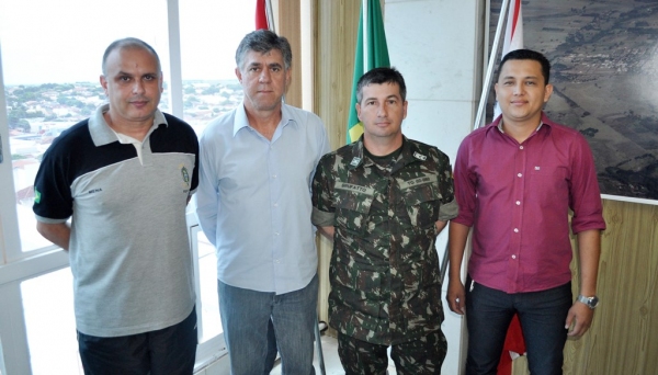 Subtenente Mena, prefeito Márcio Cardim, sargento Brufatto e o secretário de gabinete Gustavo Rufino (Foto: Assessoria de Imprensa).