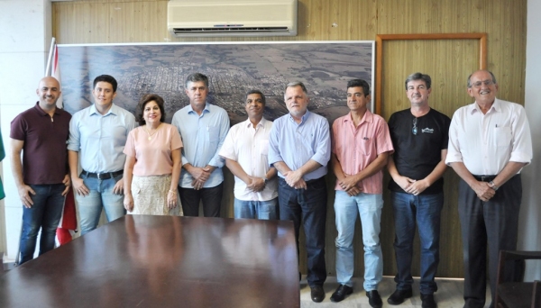 Prefeito se reúne com secretários, vereadores e Mauro Bragatto (Foto: Assessoria de Imprensa).