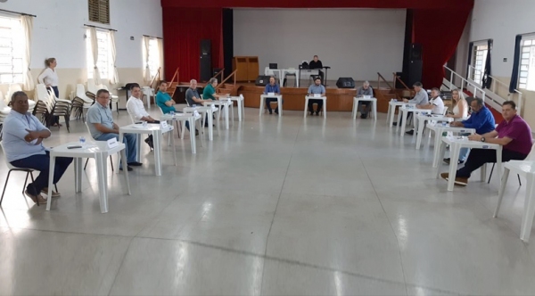 Respeitando distância de segurança, prefeitos tiveram reunião extraordinária nesta sexta-feira, em Tupã (Reprodução).