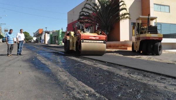 Representantes da Prefeitura vistoriam recapeamento. (Foto: Assessoria de Imprensa)