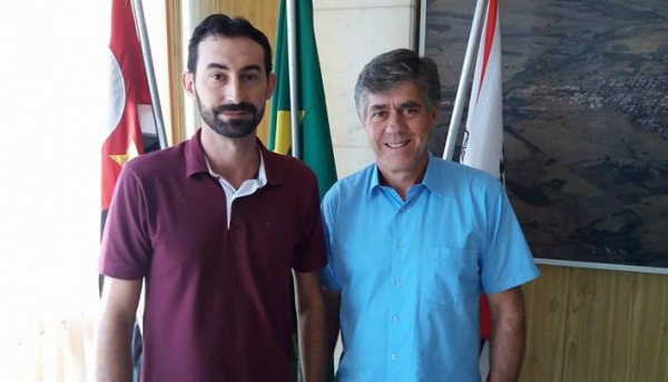 Engenheiro agrônomo Emerson Hernandes Baptiston e o prefeito Márcio Cardim (Foto: Assessoria de Imprensa).