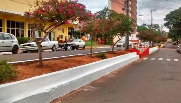 Canteiros, na área central de Adamantina, recebem manutenção e pintura (Foto: Assessoria de Imprensa).