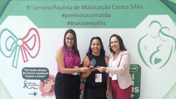 Representantes de Adamantina recebem a premiação (Divulgação/PMA).